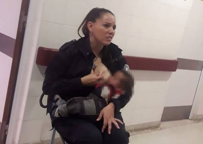 Celeste Ayala breastfeeds a baby at Sor María Ludovica children’s hospital. The image went viral. Marcos Heredia-Facebook