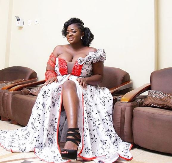 Nigerian Lady Goes Viral As Photos of her Massive Cleavage Hits The Internet (Photos)