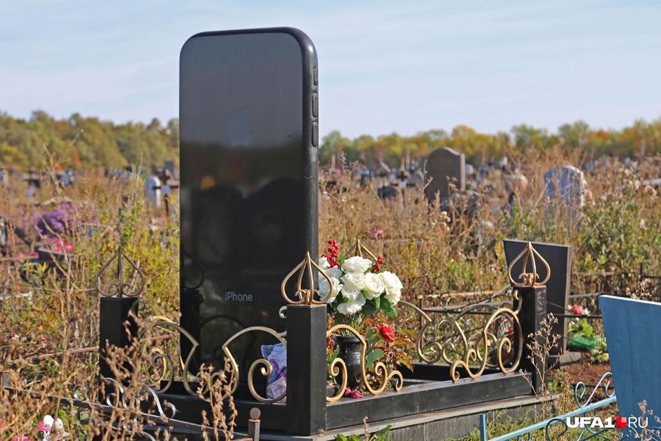 Dead Woman Gets Buried In An Iphone Inspired Cemetary, Due To Her Addiction With Phones (Photos)
