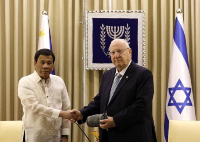 Israeli President Reuven Rivlin (R) welcomes his Philippine counterpart Rodrigo Duterte at the presidential compound in Jerusalem on September 4, 2018. - AFP PHOTO - POOL AND AFP PHOTO - GALI TIBBON