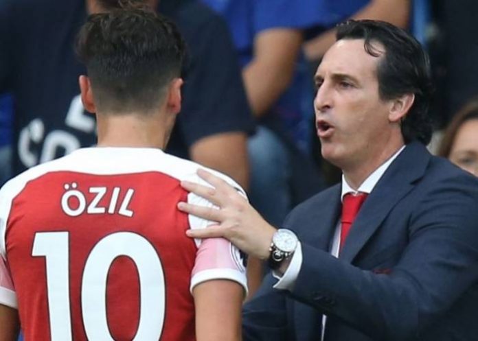 Arsenal's Unai Emery insists he has not fallen out with Mesut Ozil, after the midfielder was left out for their 3-1 Premier League victory over West Ham.