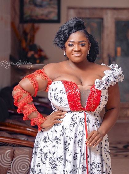 Nigerian Lady Goes Viral As Photos of her Massive Cleavage Hits The Internet (Photos)