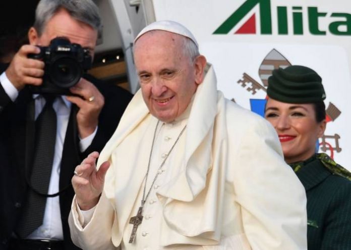 Pope Francis waves as he boards the plane on his way to the his two-day pastoral trip to Ireland on August 25, 2018 from the Fiumicino airport. Vincenzo PINTO - AFP